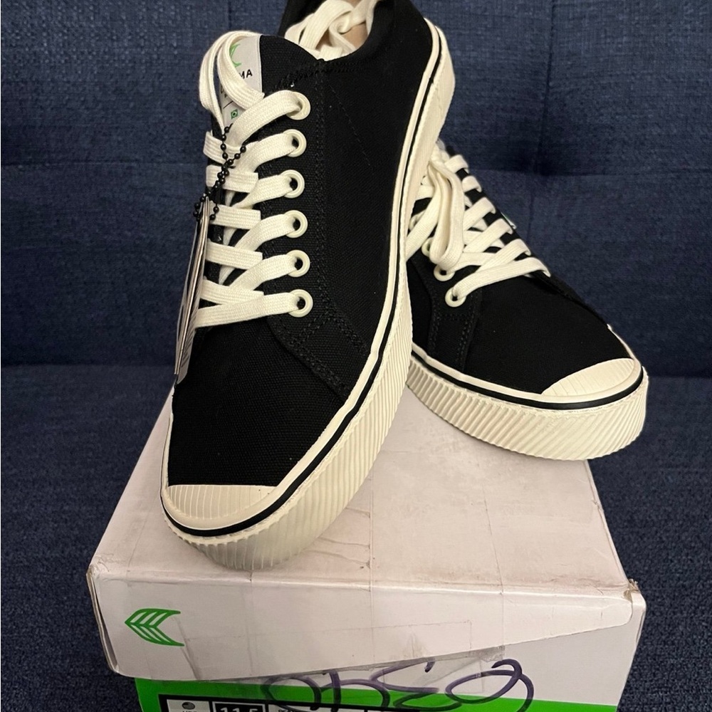 Cariuma OCA Black Stripe Foxing  Black Canvas Sneaker Size 11.5 Men or 13 Women